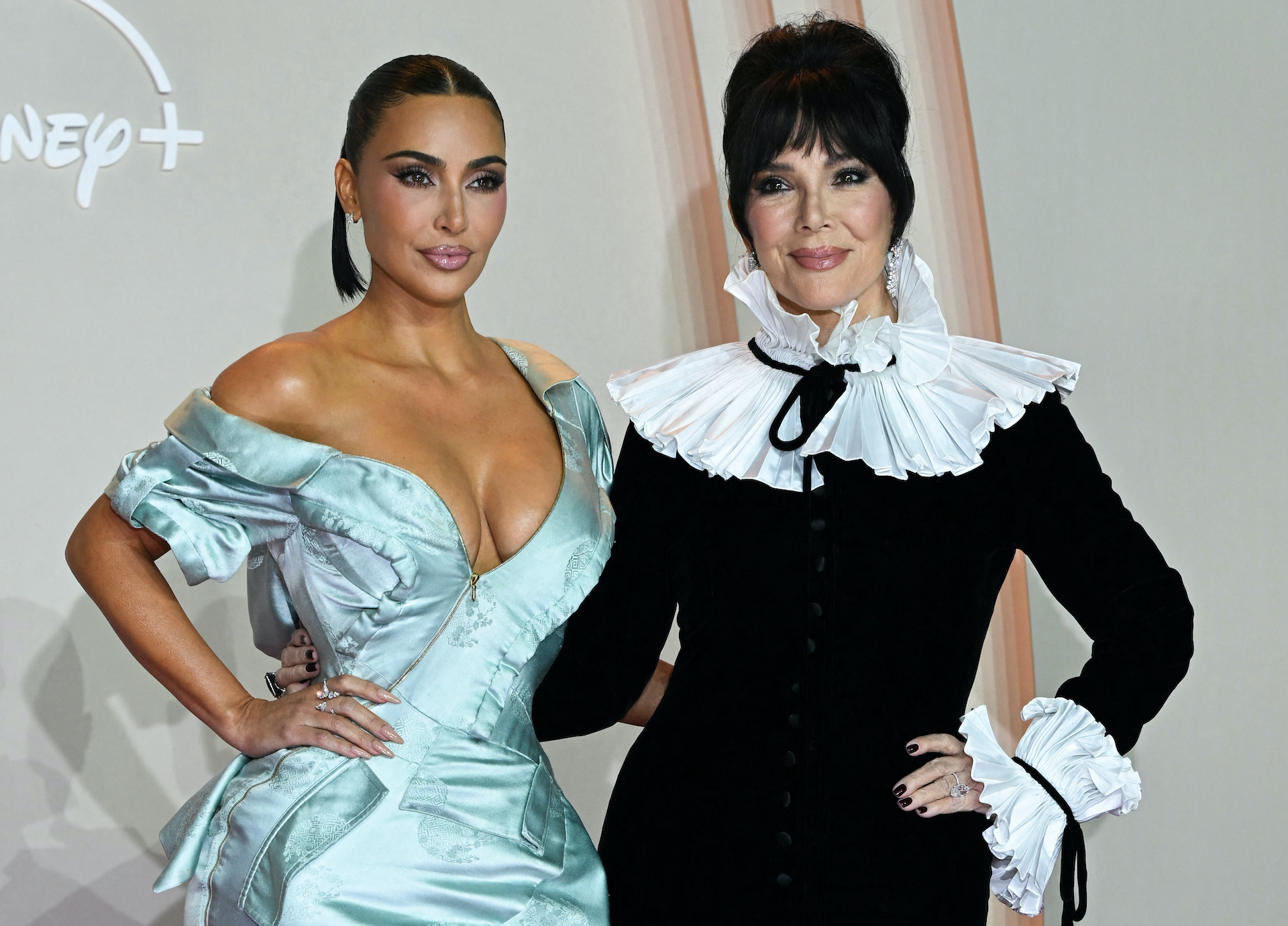 Bokep Viral Indo Kim Kardashian dan mantan pacarnya terlibat perseteruan sengit di Bumi maya terkait bocornya video ngentot tersebut.