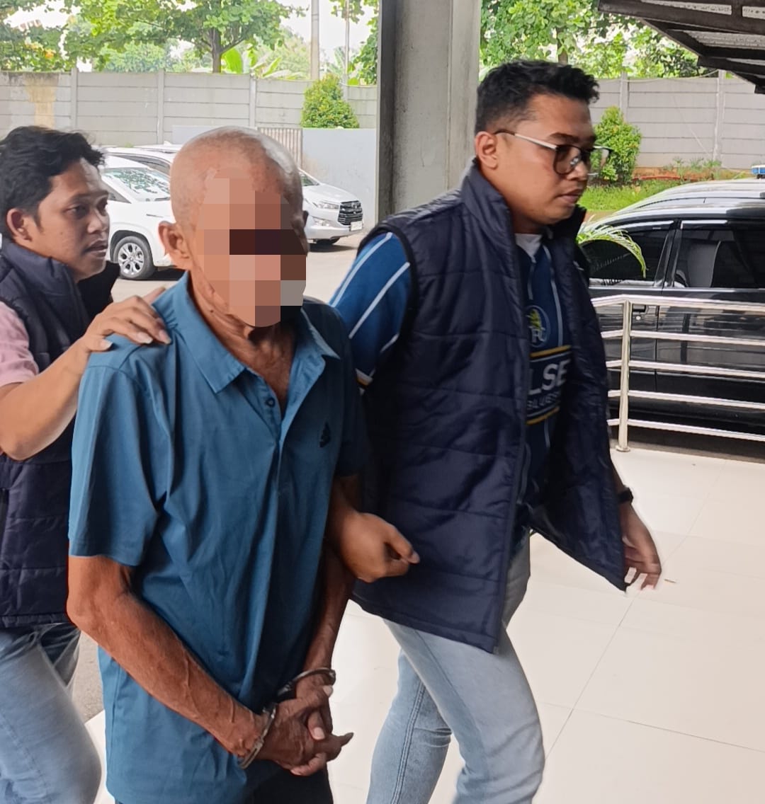 Bokep Viral Indo Eyang “bersih-bersih Semesta” Diciduk Polisi, Modus Gandakan Duit Berujung Dugaan Pelecehan Seksual Lansia
