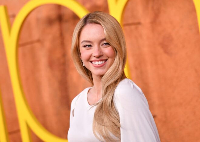 Bokep Viral Indo Sydney Sweeney angkat berbisik tentang adegan ngentot eksplisit di display kaca.