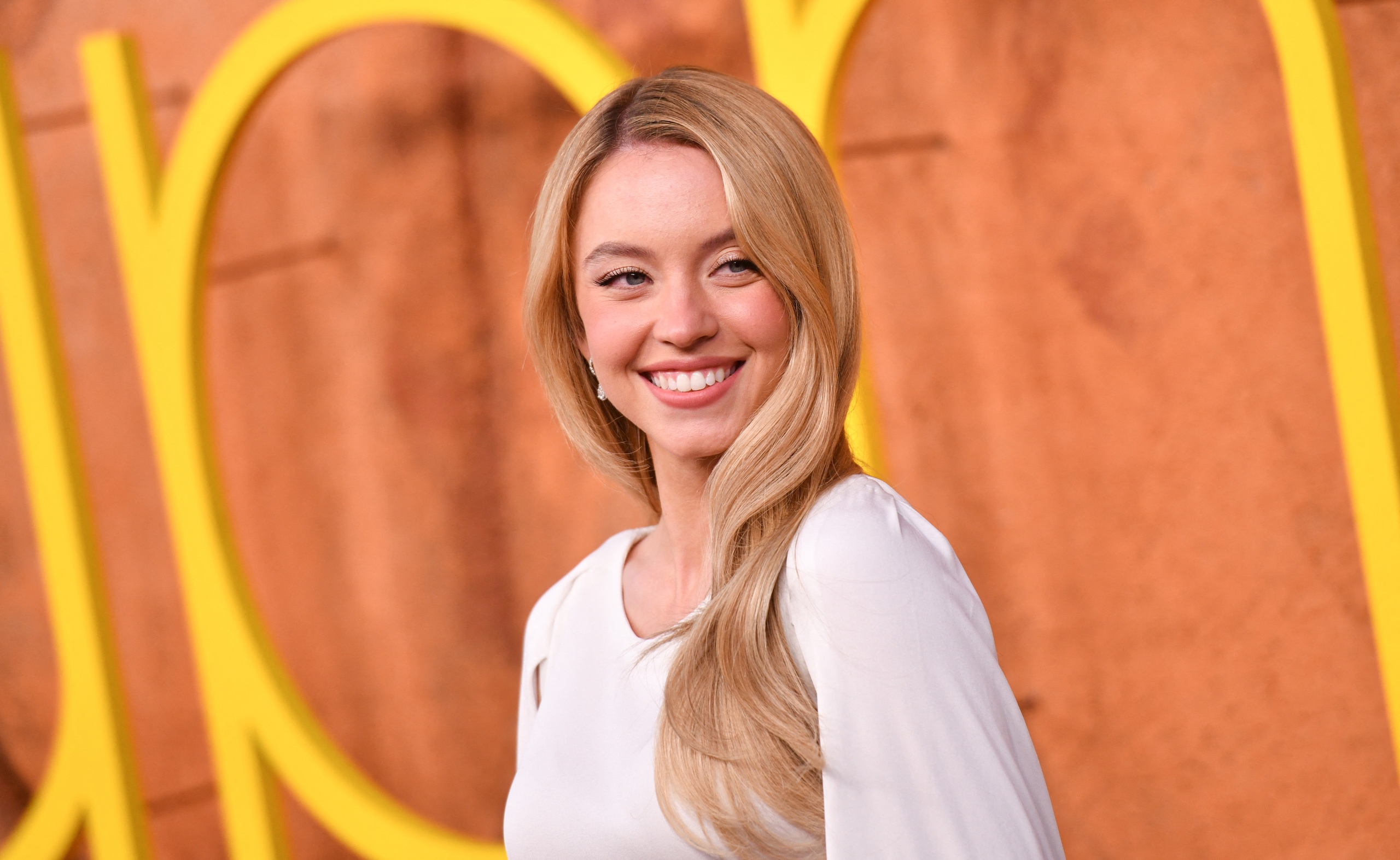 Bokep Viral Indo Sydney Sweeney angkat berbisik tentang adegan ngentot eksplisit di display kaca.