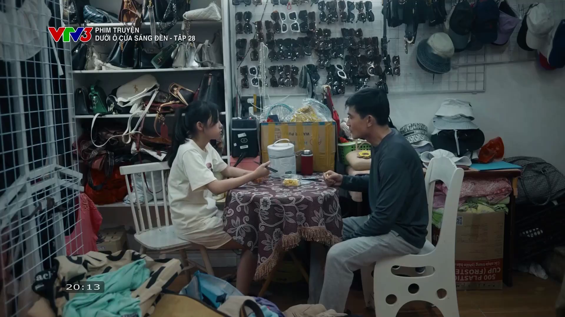 Bokep Viral Indo Sinh (Quang Sự) berhenti dari pekerjaannya dikarenakan bosnya mengajaknya berhubungan ngentot Esa sunyi.