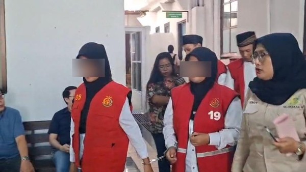 Bokep Viral Indo Dua Wanita Usul Bekasi Diadili di Surabaya Usai Tawarkan Layanan ngentot Bertiga