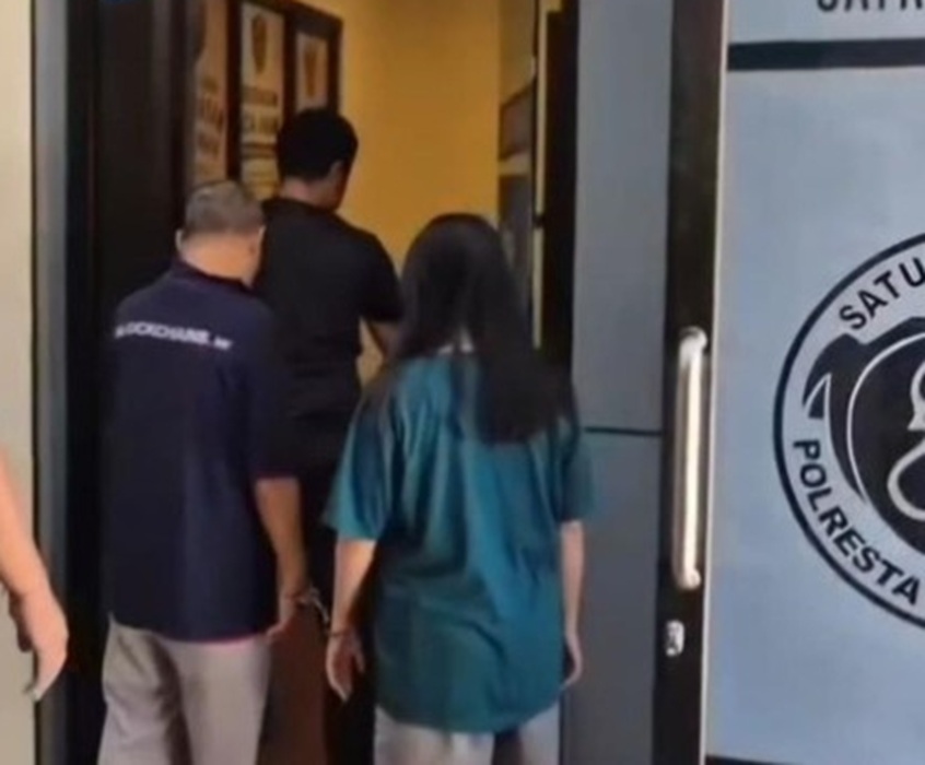Bokep Viral Indo Miris! Bunda dan Pacar Paksa Anak-Keponakan Bermain Threesome