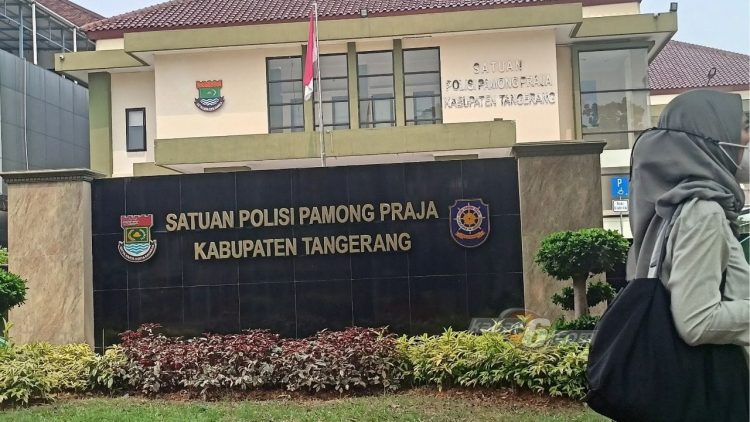 Bokep Viral Indo Kepala Satpol PP Kabupaten Tangerang, Ana Supriyatna Menjalani Pemeriksaan Kasus Pelecahan ngentot