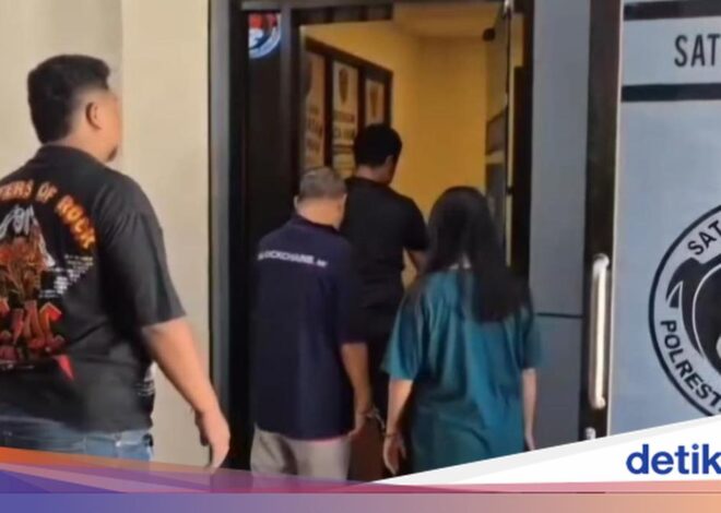 Bokep Viral Indo Modus Bunda dan Pacar di Sidoarjo Paksa Anak-Keponakan Threesome