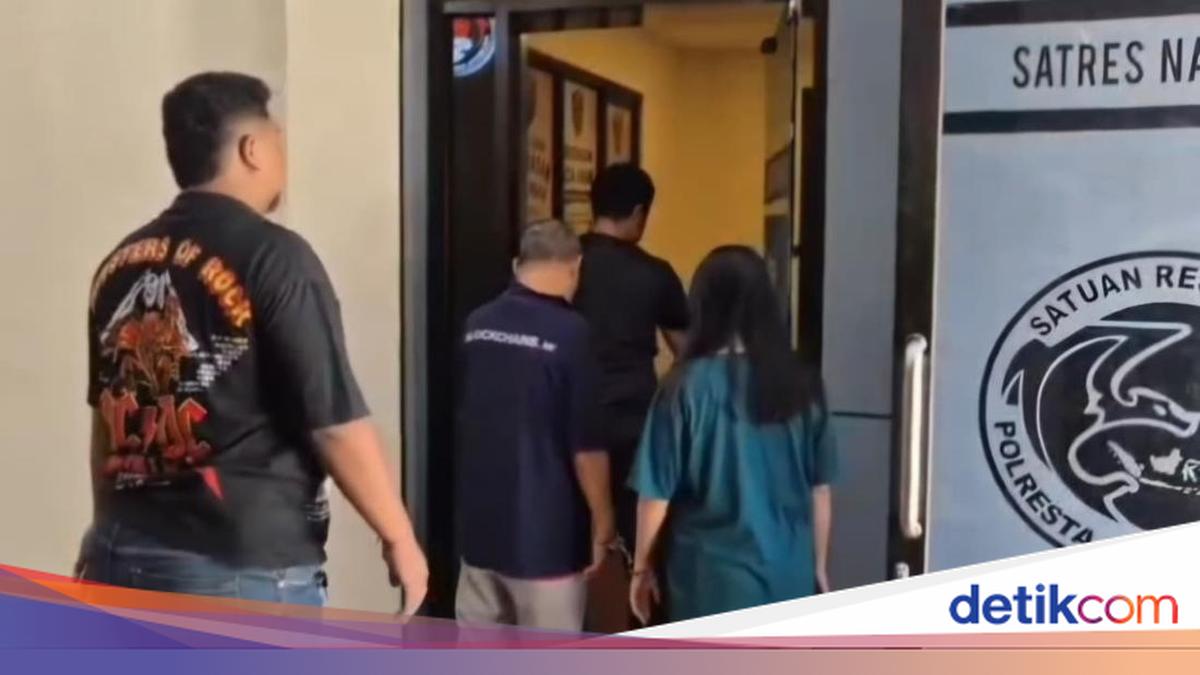Bokep Viral Indo Modus Bunda dan Pacar di Sidoarjo Paksa Anak-Keponakan Threesome