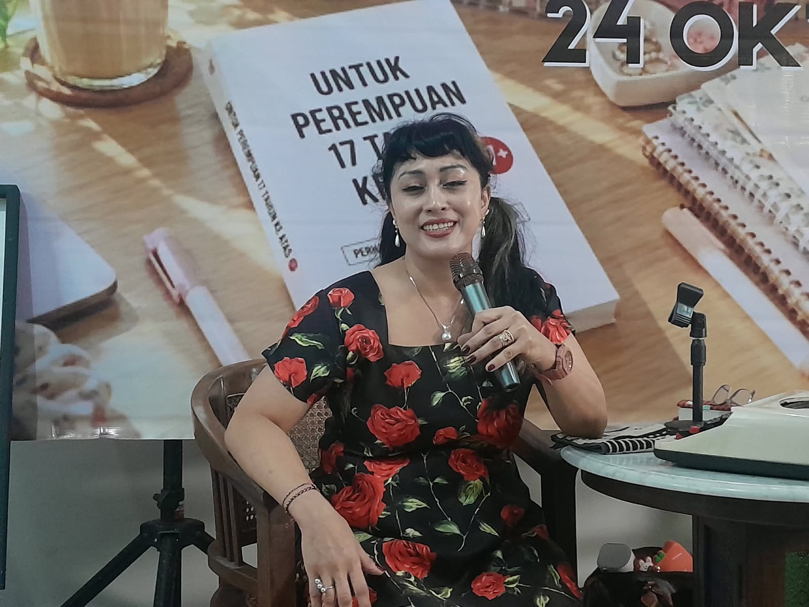 Bokep Viral Indo Novelis Malang bujuk Wanita extra Mawas Diri Lewat Novel Pendidikan ngentot