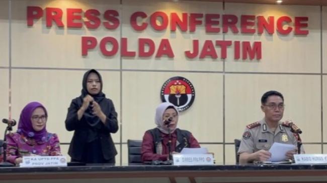 Bokep Viral Indo Pasutri Mucikari Raup Rp540 Juta dari Eksploitasi Seksual di Surabaya